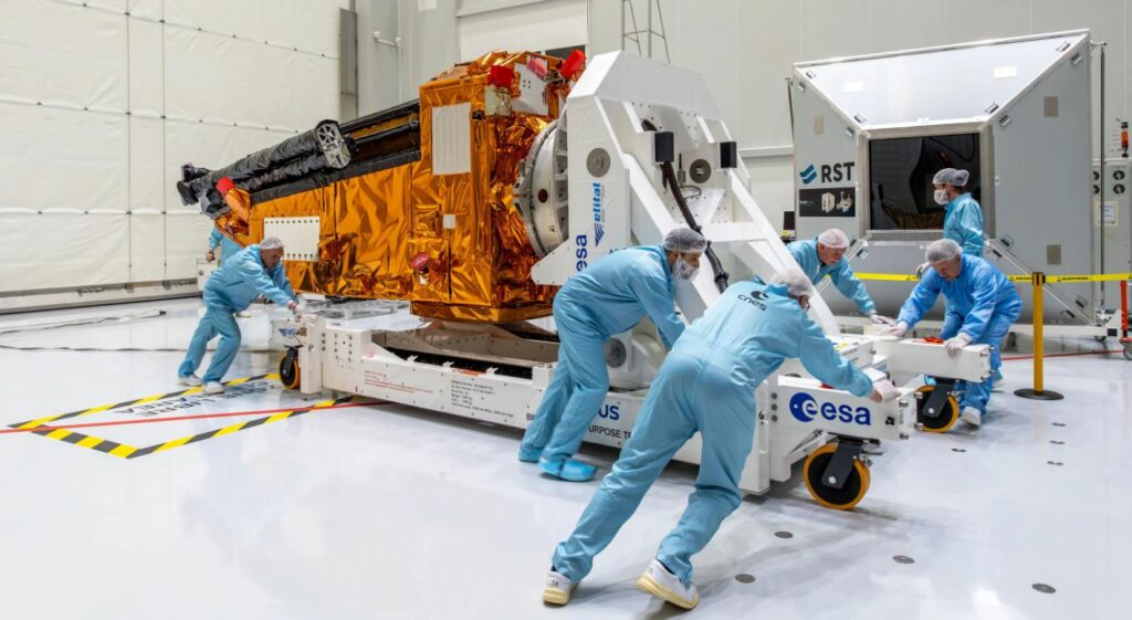 2025-04-20-16_56_55-the-worlds-biggest-space-based-radar-will-measure-earths-forests-from-orbit-_-1024x561-1-1 مهندسان ماهواره بیومس را به داخل اتاق تمیز میفرستند تا قبل از پرتاب مورد بازرسی قرار گیرد.